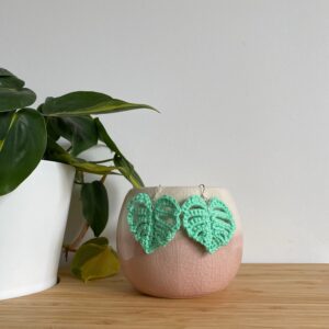 Small monstera earrings - monstera earrings - crochet monstera - crochet earrings